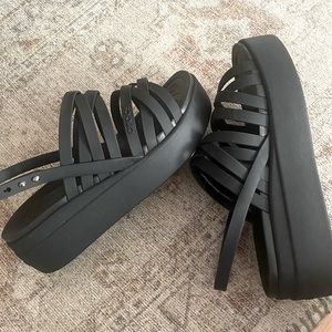 Platform Women’s Crocs Brooklyn Strappy